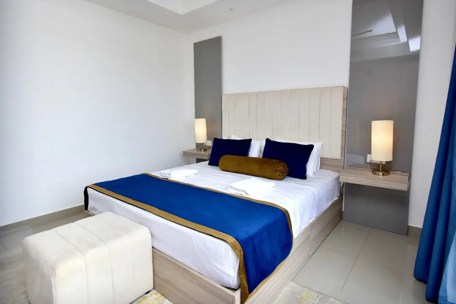 Bedroom with a double bed and bedside lamps